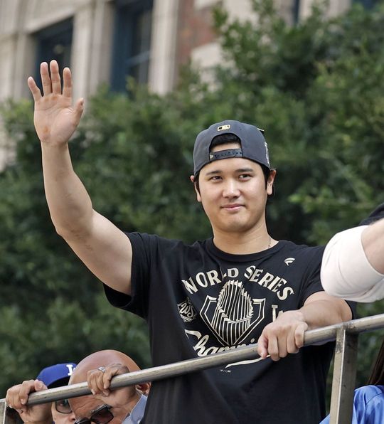 米大リーグ、ワールドシリーズ２連覇を達成したドジャースの優勝パレードに参加した大谷翔平＝2025年11月3日、ロサンゼルス