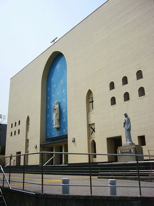 大阪高松カテドラル聖マリア大聖堂と細川ガラシア像