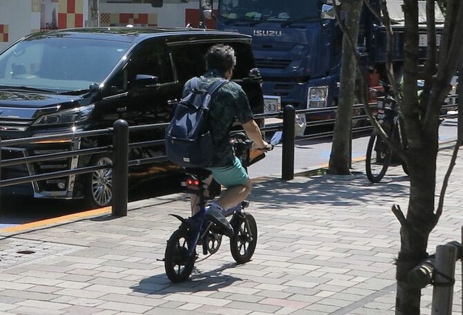 フル電動自転車の典型的「ゴマカシ版」。ナンバープレートを付けず、ペダルを漕がずに歩道を走っていた。もちろん違法である。