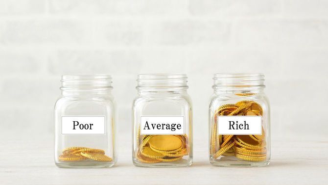 貧困、平均、富裕層のシールが貼られた金貨が入った小瓶