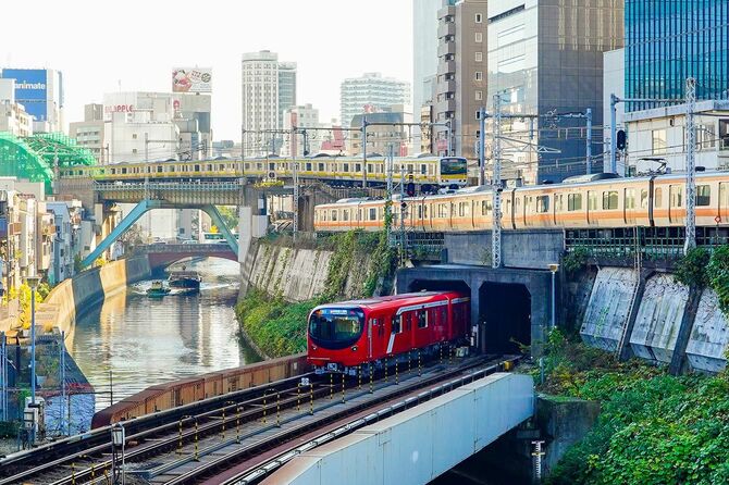 JR線や地下鉄の電車が走る東京