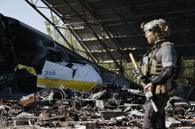 ウクライナのホストメルにあるアントノフ空港で清掃作業が続く中、航空機格納庫にいたウクライナ兵＝2022年5月5日