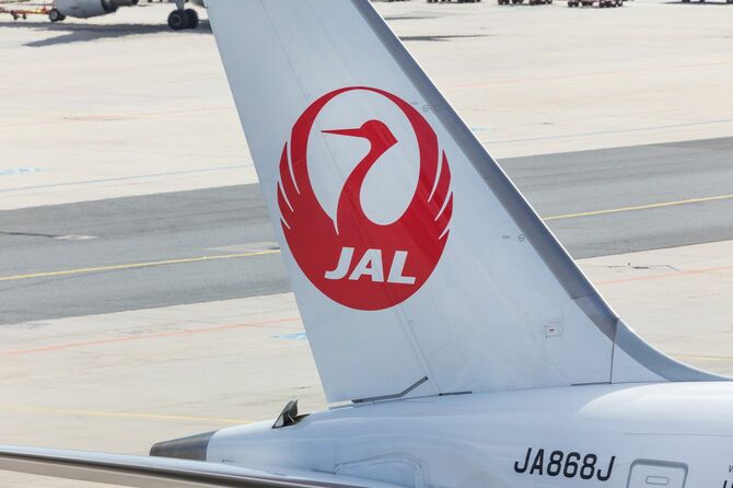 飛行機の尾翼にペイントされたJALのロゴ