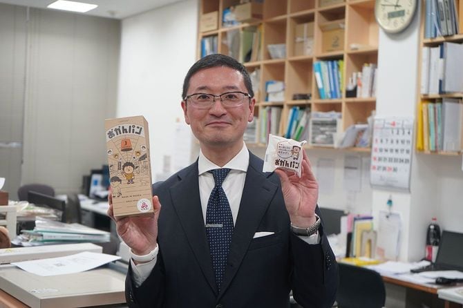 おかんパンと多田社長。多い日で1日3000個、年間1億円売れるヒット商品だ。