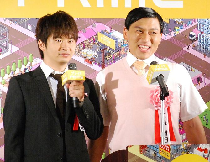 NTTドコモが運営するウェブサイト「プレイ！PRIME」のイベントに出席したお笑いコンビのオードリー（左が若林正恭さん、右が春日俊彰さん）＝2009年8月3日、東京都港区