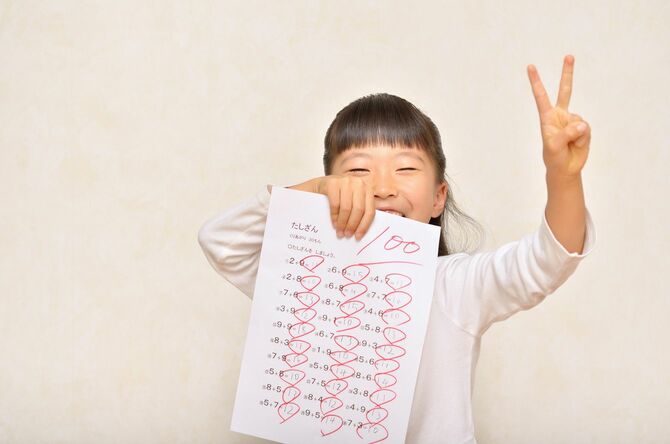 テストで100点を取って喜ぶ女の子