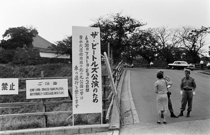 ザ・ビートルズの日本公演で、会場周辺を警備する警官=1966年6月30日、東京都千代田区の日本武道館