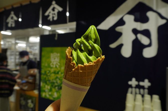 年間約50万本販売する、名物村抹茶ソフトクリーム。あざやかな緑色とまろやかな苦味が特長の品種オクミドリの抹茶を贅沢に配合。