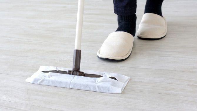 ドライシートでフロアを掃除している女性の足元