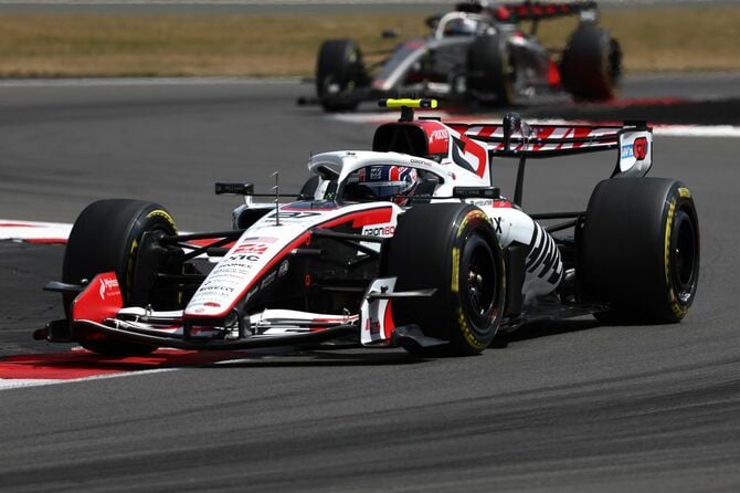 2026年7月4日、F1イギリスグランプリを走行するTGRハースF1のマシン