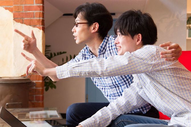 スポーツ観戦する二人の日本人