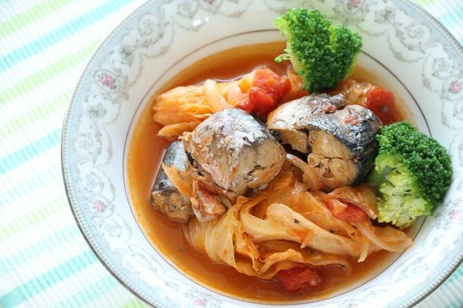 トマトで調理された缶詰サバ