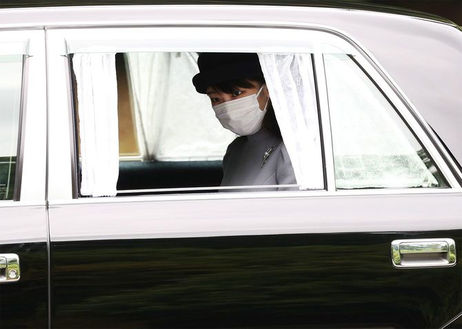 香淳皇后の陵墓・武蔵野東陵を参拝され、武蔵陵墓地を後にされる秋篠宮家の長女眞子さま＝2021年6月16日日、東京都八王子市［代表撮影］