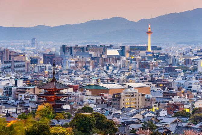 京都、夕暮れの街並み