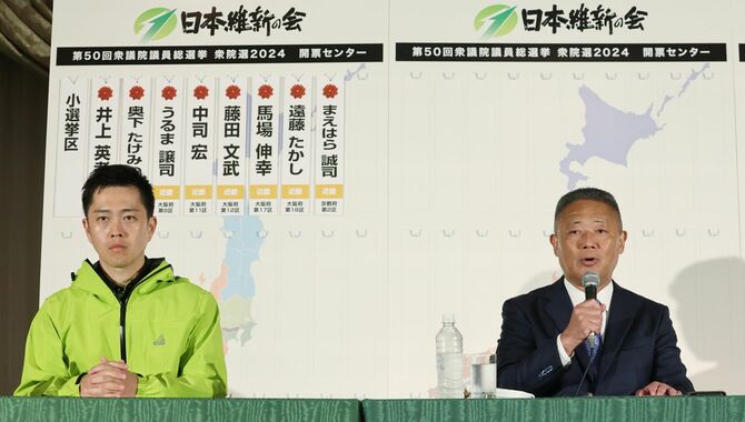日本維新の会の開票センターで、記者会見する馬場伸幸代表(右)と吉村洋文共同代表(大阪府知事)=2024年10月27日午後、大阪市北区
