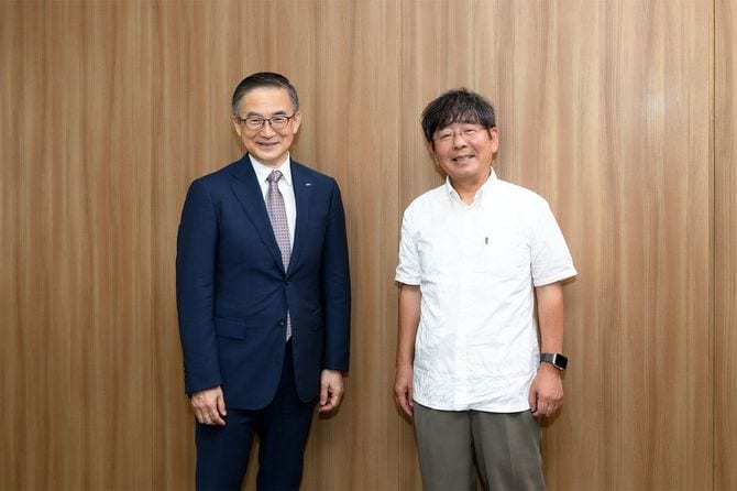 イーオン社長の三宅義和氏（左）と小説家の高嶋哲夫氏（右）