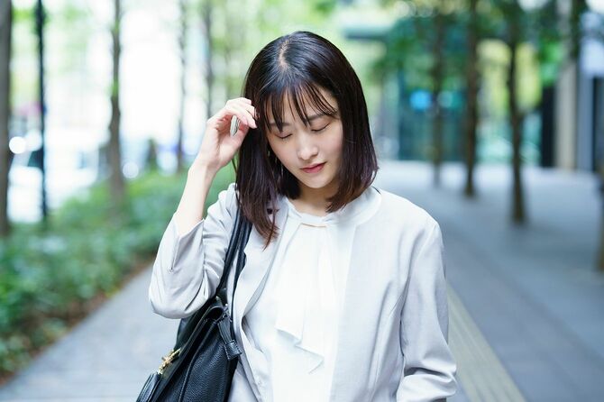 疲れた表情の女性