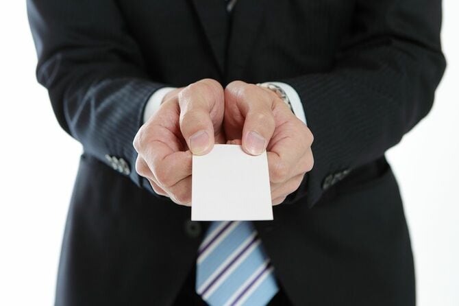 名刺を出すビジネスマン