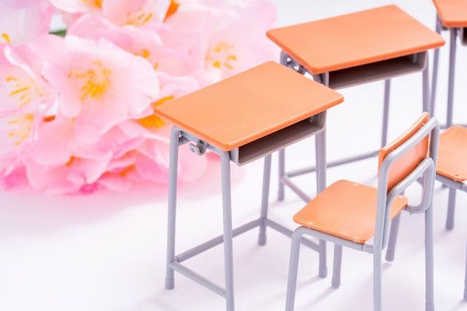 桜を背景にした、教室の机と椅子