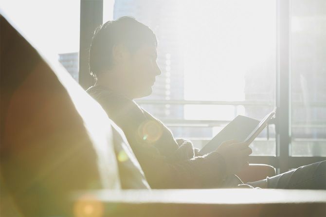 本を読んでいる人