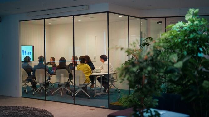 オフィスでミーティングをするビジネスパーソンたち