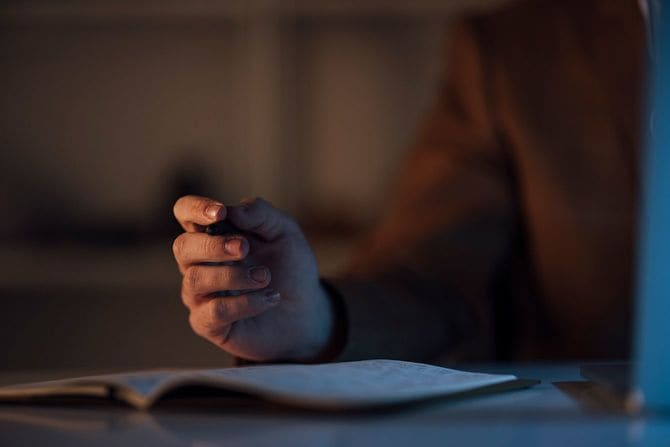 ノートを書く男のクローズアップ