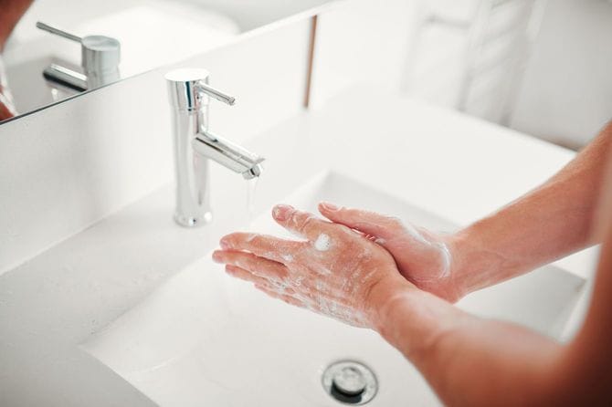 菌を取り除くために手を洗う