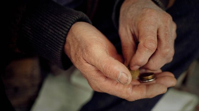 硬貨を数える男性の手元