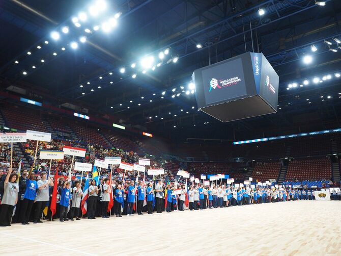 世界剣道選手権大会、開会式の様子。61カ国の代表選手が並んだ