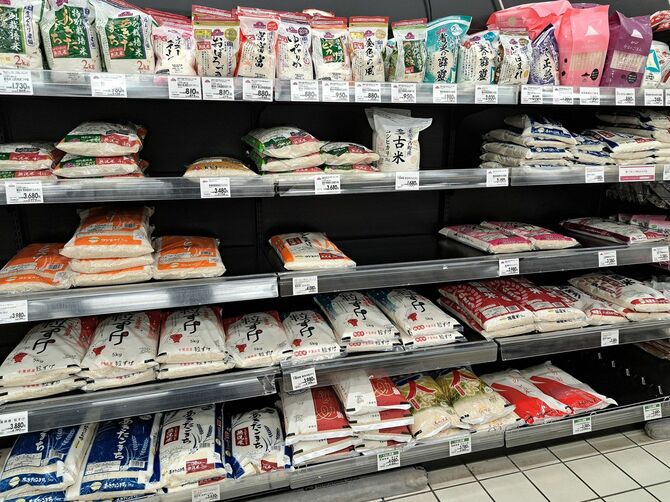 2025年3月4日、千葉県千葉市美浜区イオン海浜幕張店の米の棚。2kgの米は税込み1800円~2000円前後、5kgの米は3800円~4400円前後で販売されていた