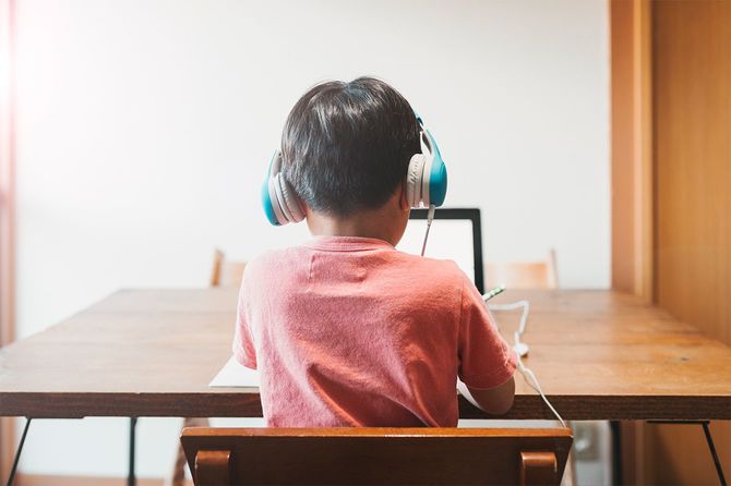 eラーニングコースを受講する少年