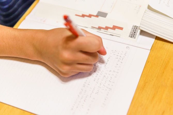 数学の問題を解く子供