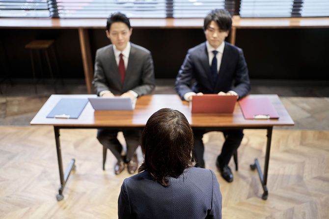 2人の面接官と面接を受ける女性
