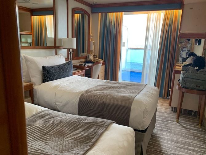 窓とバルコニー付き中央部の部屋10階