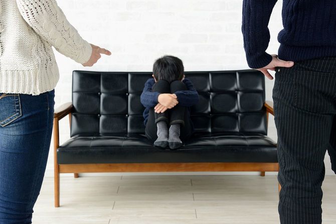 大人が子どもを叱るイメージ