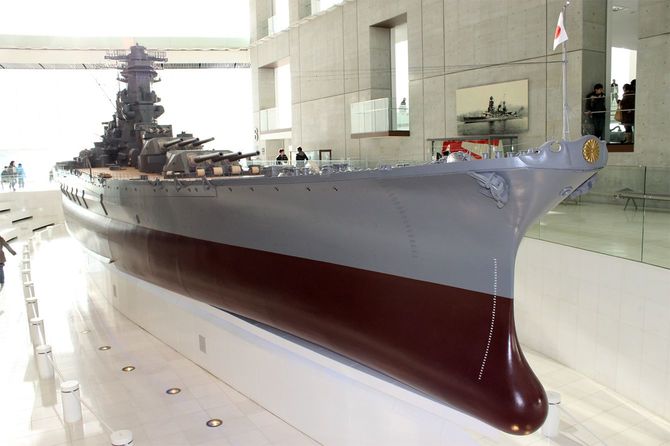 大和の建造は「時代遅れ」の判断だったのか――大和ミュージアム(呉市海事歴史科学館)にある、全長26.3メートルに及ぶ戦艦「大和」の模型(10分の1スケール)。(撮影=2013年1月3日)