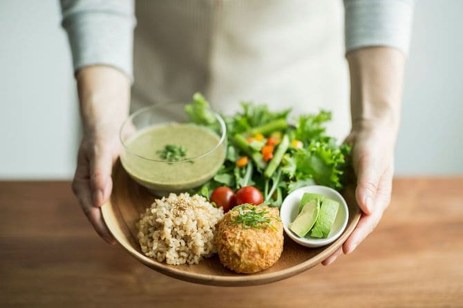 ワンプレートに盛り付けられたヘルシーな料理