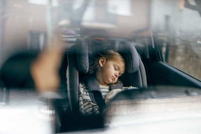 チャイルドシートで眠っている子供