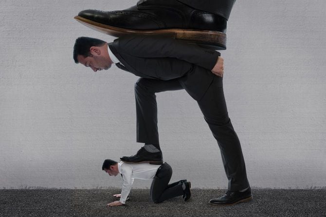 弱き者がさらに弱き者を足蹴にしている