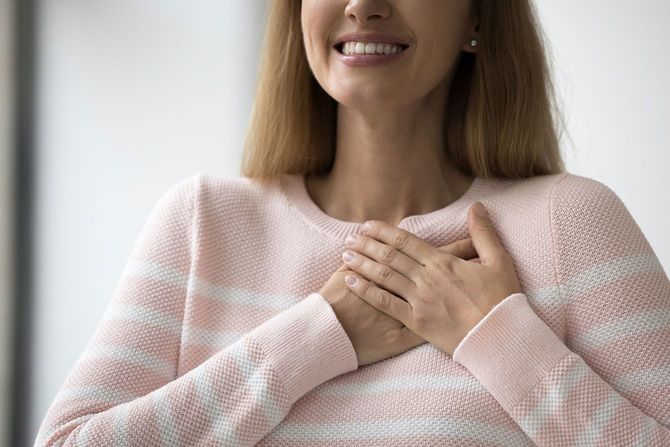 感謝の気持ちを表す女性