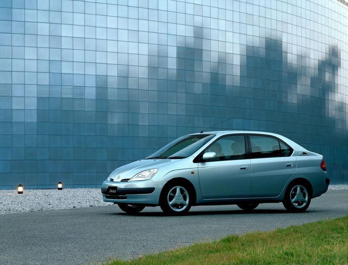トヨタが1997年に発売したハイブリッド車「プリウス」