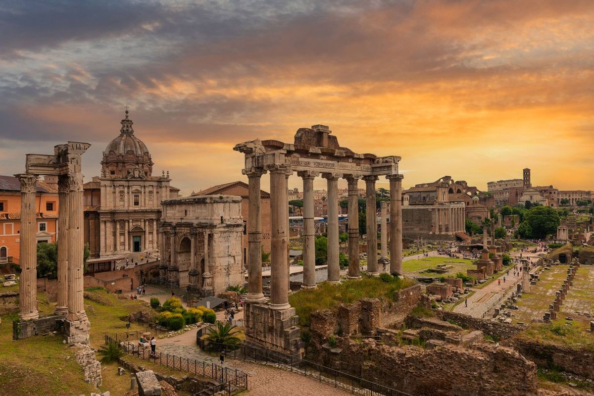 夕暮れのローマの遺跡