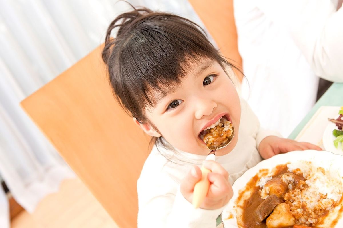 カレーライスを食べる女児