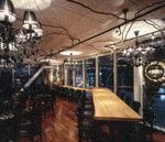 ECナビの社内バー（AJITO）。フィスビルの中にバーが設置され、無機質なフロアが変身。来訪者へのアピール効果も大きい。