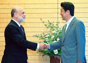 2016年7月に、安倍晋三元首相を表敬訪問したベン・バーナンキ氏。