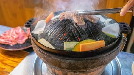 なぜ秋の園遊会では｢ジンギスカン鍋｣が恒例メニューなのか…皇室と羊