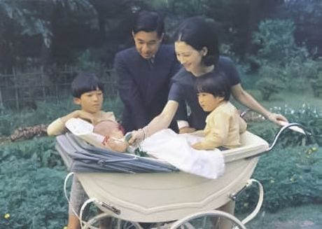1969年9月の皇太子ご一家。乳児は清子内親王、左から徳仁親王、皇太子明仁親王、皇太子妃美智子さま、文仁親王(当時)