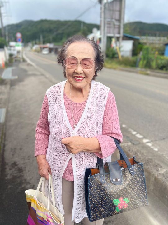 堀野智子さん(100) ポーラ 現役最高齢のビューティーアドバイザー。取材当日もピンクのチークにピンクのネイルが華やかで素敵だった。ピンクがお好きなのだとか。