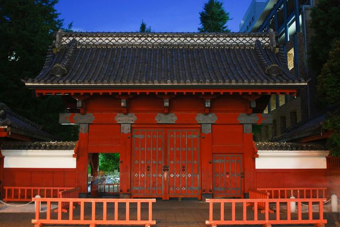 夜の東京大学の赤門