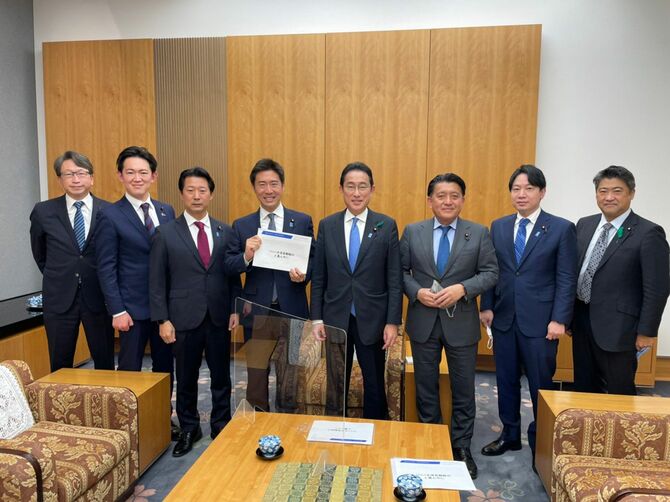 首相官邸で岸田文雄首相にホワイトペーパーを提出する「NFT政策検討プロジェクトチーム」メンバー。左から2番目が川崎氏